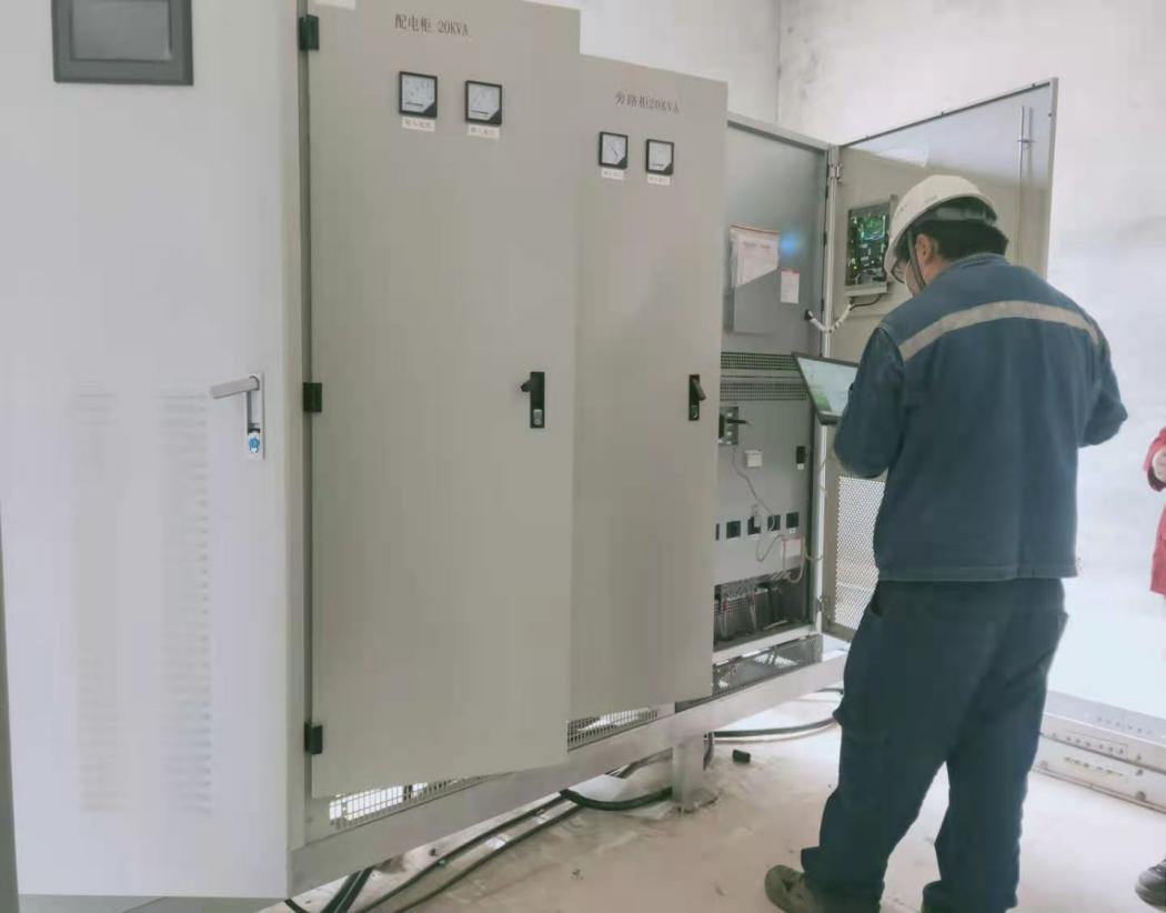 技（jì）術人員旁路櫃整（zhěng）體檢查圖